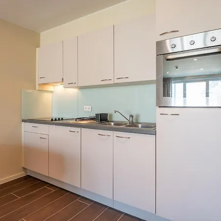 Renovated Charm & Sunny Terrace, Perfect For 2 아파트 오스텐드