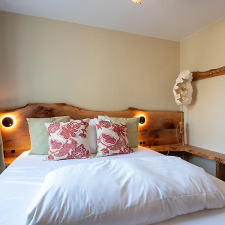 Renovated Charm & Sunny Terrace, Perfect For 2