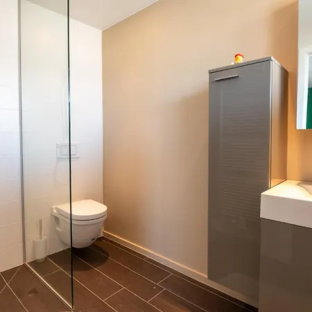Renovated Charm & Sunny Terrace, Perfect For 2 아파트 *