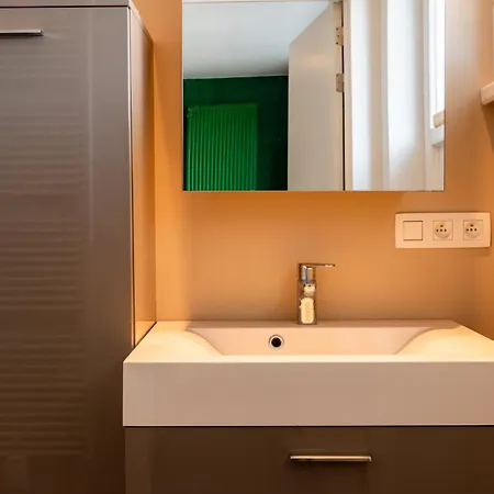 Apartman Renovated Charm & Sunny Terrace, Perfect For 2